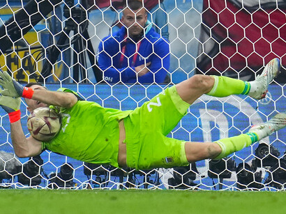 Emilio Martinez. Il se déploie et jette toute son âme et son corps pour repousser la frappe  © AP Natacha Pisarenko