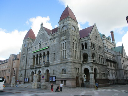 Teatro Nacional Finlandés Helsinki (Suomen Kansallisteatteri Helsinki).  Cada cultura y civilización de la antigüedad tenía una forma distinta de medir los ciclos que encontraban en la naturaleza