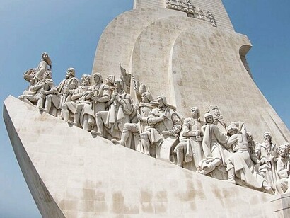 Monumento Padrão dos Descobrimentos, localizado em Lisboa, Portugal. Essa relação de poder desigual persistiu ao longo dos séculos. No século XIX, a crescente demanda por objetos exóticos em museus e coleções europeias intensificou o saque de bens culturais brasileiros. A exploração das riquezas naturais do Brasil, como minerais e fósseis, também esteve diretamente ligada ao projeto colônia