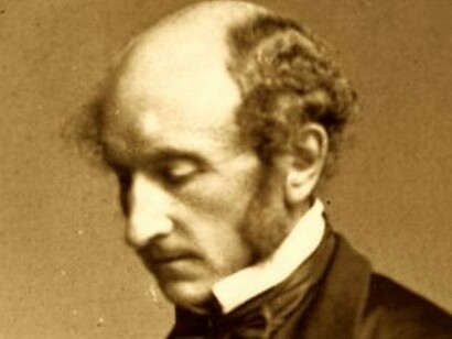 Los escritos de Stuart Mill (1806-1873), figura adscrita usualmente a la economía clásica y al utilitarismo moral, están imbuidos de un tono que, vistos en perspectiva tras la embestida neoliberal, resulta innegablemente socialdemócrata