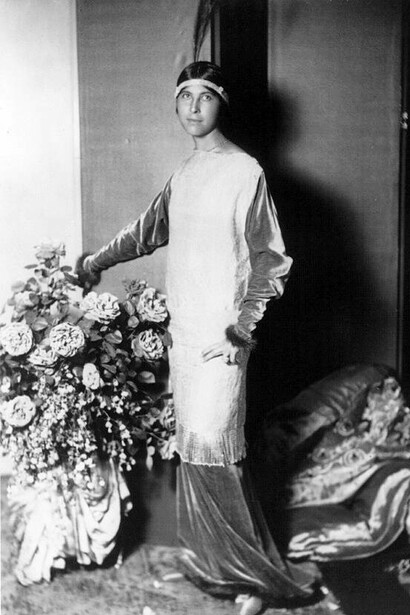 La signora Denise Poiret con l'abito disegnato dal marito Paul Poiret, Parigi, 1913