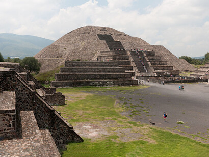 Vista a la Avenida de los Muertos y la Pirámide del Sol. La Pirámide del Sol es la estructura más grande de Teotihuacán, México, y una de las más grandes de Mesoamérica