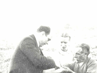 Ritter y Justin sacan sangre a un hombre 