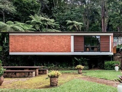A Casa de Samambaia foi a residência da arquiteta autodidata Lotta Macedo Soares e sua companheira, a poeta americana Elizabeth Bishop no bairro de Samambaia, em Petrópolis, no estado do Rio de Janeiro

