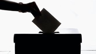 Urna elettorale. Nel secondo triennio delle superiori abbiamo l'età per votare e discernere i nostri rappresentanti anche per il Senato