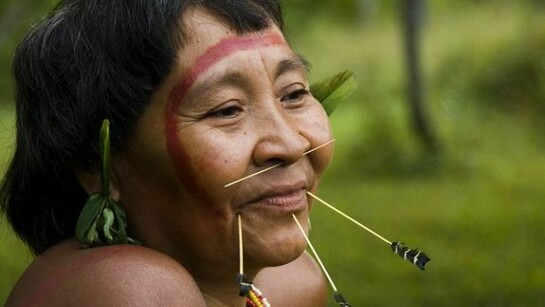 Mujer yanomami con sus tipicos adornos. Fotografia de ©Fiona Watson/Survival.