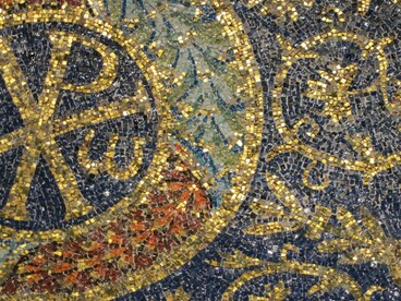Mausoleo di Galla Placidia, particolare dei mosaici del soffitto. Ravenna, Italia