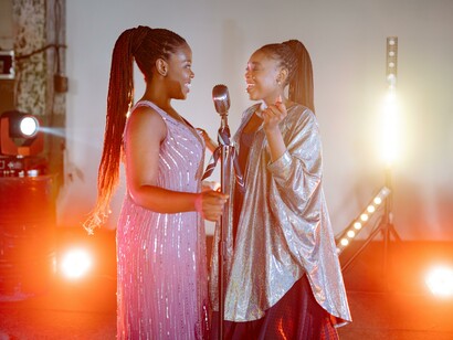 Cantoras em apresentação ao vivo