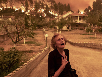 Océanie. Feu de forêt sur l'île d'Evia © Konstatinos Tsakalidis. Panayiota Kritsiopi, en larmes devant l'incendie qui fait rage dans son village. Les incendies de forêt ont commencé en Eubée en juillet et en août 2021, le feu a balayé de grandes forêts dans le nord de l'île, ainsi que des zones rurales et urbaines, et il a fallu deux semaines pour le maîtriser. Environ 1 000 pompiers ont combattu l'incendie