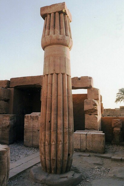 Una delle colonne fascicolate erette da Thutmosi III, Luxor, Egypt