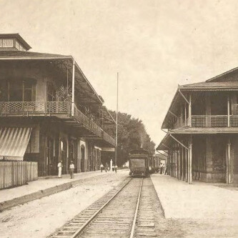 Estación ferroviaria de la Northern Railway Company (derecha) y hotel de la United Fruit Company (izquierda) en Puerto Limón, en 1921. Foto: Manuel Gómez Miralles