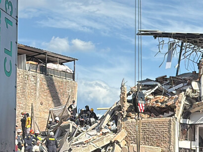 Cuando la tierra tiembla, se escucha el rugido de la naturaleza con su inconmensurable fuerza; se produce un estruendo que nos deja claro que somos efímeros, frágiles y muy humanos. Escombros de un edificio luego del terremoto del 10 de agosto de 2026. Pereira, Colombia