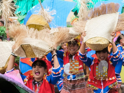 Somos un reflejo de todas esa simulaciones como si nosotros mismos fuésemos pantallas de esa pseudo-realidad 