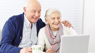 Dos ancianos de compras por internet