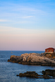 Phare. Les gardiens de phares assurent l’allumage et la maintenance des sentinelles appelées aussi « les paradis et les enfers » selon leur positionnement géographique