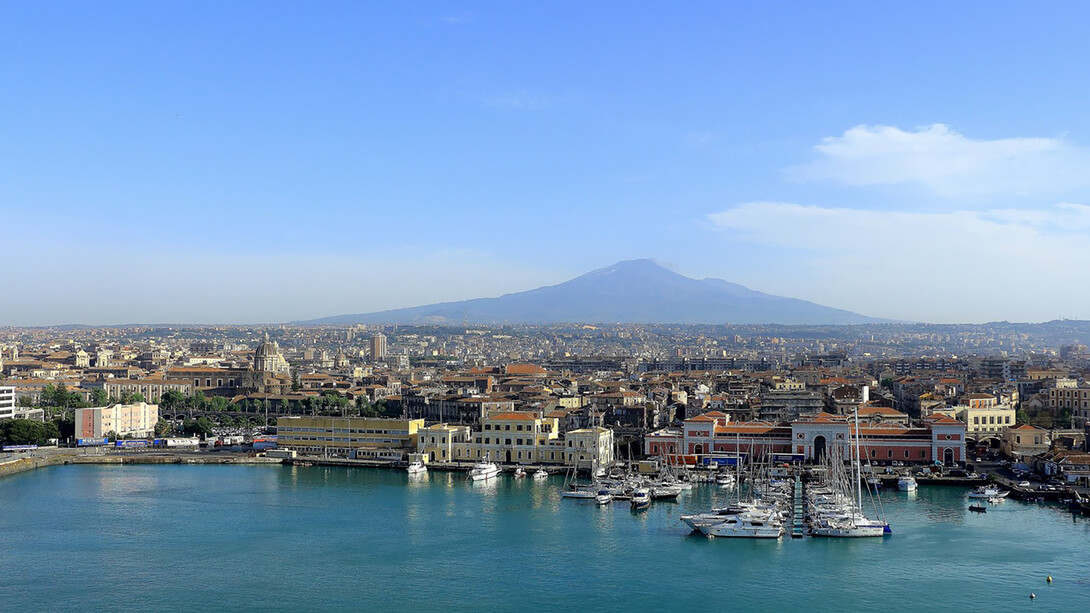 Catania, città nera di lava, bianca di pietra calcarea e azzurra del colore del cielo e del mare