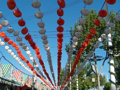 Sevilla. Un manto de farolillos cubre las calles de la Feria de Abril