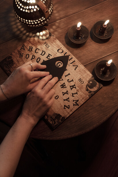 Rituels obscurs évoquant l'atmosphère gothique du groupe