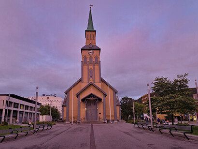 La particularidad de estar en esta ciudad en verano es que nunca oscurece; este fenómeno se conoce como "el sol de medianoche". En invierno ocurre lo contrario: no hay luz solar directa y a ese período se le llama "luz crepuscular". Catedral de Tromsø, Noruega