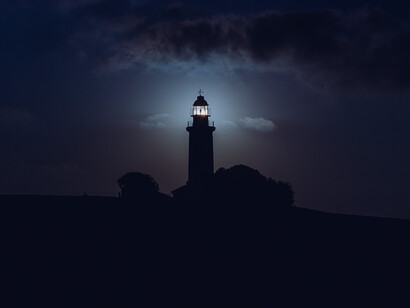 Phare. Cette lumière est un repère précieux pour les navigateurs qui parcourent les mers du monde