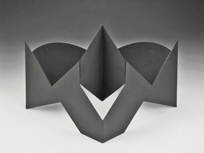 Bruno Munari, Scultura da viaggio, 1958, lamiera di ferro verniciata, aperta 47x59x40 cm, chiusa 61x41 cm (esemplare unico)