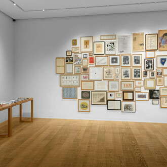 Alighiero Boetti, Cabinet de curiosités, vista della mostra. Per gentile concessione di Tornabuoni Arte