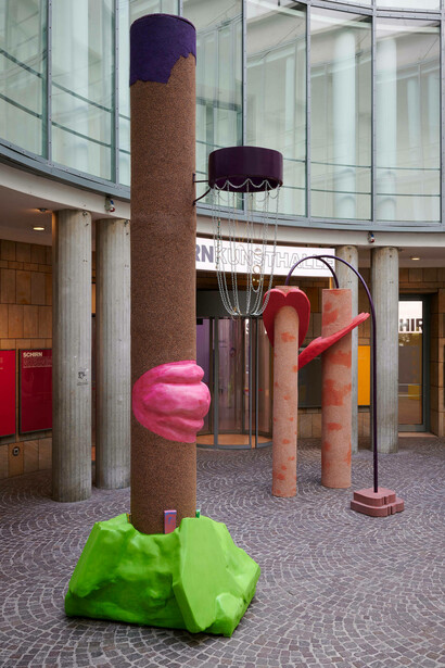 Maruša Sagadin. Luv Birds in toten Winkeln, exhibition view, © Schirn Kunsthalle Frankfurt 2023, Photo: Mareike Tocha