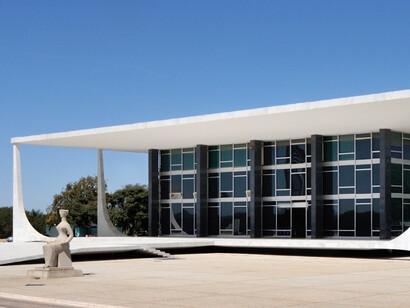 A necessidade de novas classificações para posições ideológicas que reflitam a realidade atual de forma mais precisa. Localizado na Praça dos Três Poderes, o edifício do STF destaca-se por suas linhas elegantes e pela escultura A Justiça, de Alfredo Ceschiatti, que reforça sua função simbólica