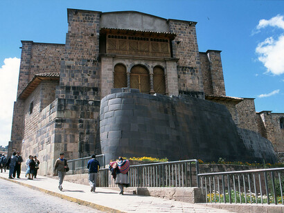 El Qoricancha, conocido como el Templo del Sol, destaca por sus muros incas perfectamente ensamblados. Cusco, Perú