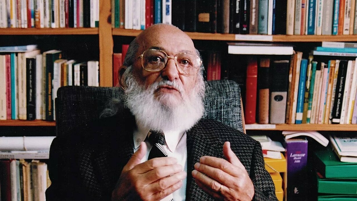 Paulo Freire, patrono da educação brasileira, defendia que “a educação não transforma a sociedade, a educação transforma pessoas e pessoas transformam a sociedade”. Nesse sentido, é de grande importância uma educação emancipadora que leve cada estudante a pensar por si próprio e a aprender a conviver democraticamente na sociedade. A educação intermediada pelo professor tem o poder de transformar a vida dos alunos e estes a construírem uma sociedade do futuro mais fraterna, mais justa e mais solidária