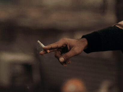 Entre tanto extranjero, nuestro checo se hace notar. Vuelve a pedir su cigarrillo. En todos los idiomas nos lo pide