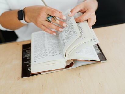 Sfogliare un dizionario può aiutare ad arricchire il proprio lessico