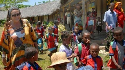 Manina avec les enfants des écoles «Tsaiky Tsara », c'est-à-dire, « enfants gentils ».  