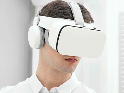 Uomo con simulatore di realtà virtuale
