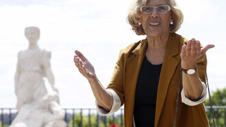 La nueva alcaldesa de Madrid, Manuela Carmena, ante la estatua de la Cibeles