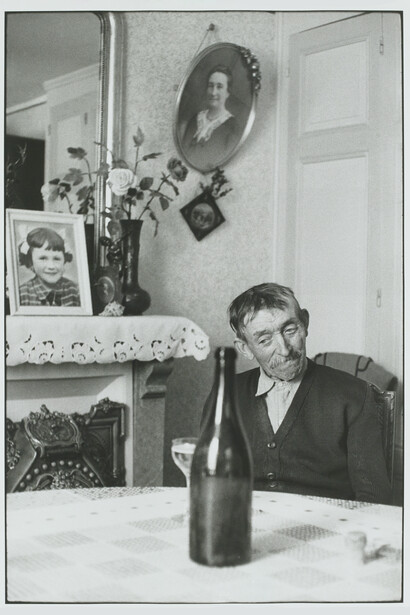 Henri Cartier-Bresson Vigneron, Cramont, France, 1960, épreuve gélatino-argentique de 1973 © Fondation Henri Cartier-Bresson / Magnum Photos
