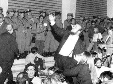 Molti artisti parteciparono alla protesta girando le proprie opere verso il muro o ritirandole, trasformando l’esposizione in un gesto politico collettivo