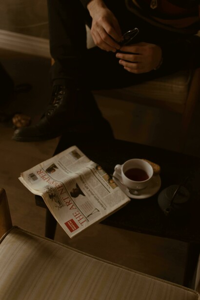Tavolino di un tipico café vintage con giornale e tazza di tè