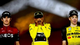 Egan Bernal en lo más alto del podio parisino no puede contener la emoción