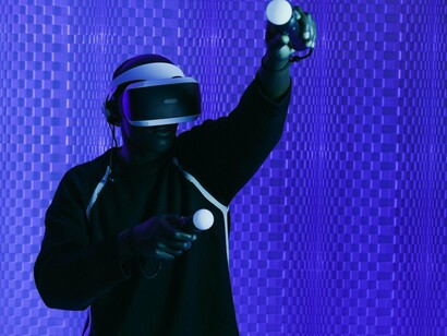 A Microsoft decidiu lançar um console convencional que apostava no seguro, o Xbox 360. Já a Sony tentou se equilibrar entre dois extremos lançando um aparelho inovador mais fiel ao seu padrão tradicional, o Playstation 3 com um sensor de movimento mais sutil do que o do Wii. Infelizmente desde seu lançamento o aparelho sofreu com problemas que dificultaram seu sucesso inicial. O resultado foi que após duas gerações a Sony foi finalmente destronada do poder. O PlayStation 3 fez 87 milhões de vendas, bom número, mas inferior ao de seus antecessores. Já o Wii da Nintendo conseguiu 101 milhões de vendas apesar de ser um console focado mais no público infantil e casual. Já o Xbox 360 vendeu 85 milhões de exemplares, sendo uma das gerações mais equilibradas entre os consoles desde a guerra entre Sega e Nintendo nos anos 1990