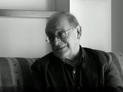 Professore universitario e traduttore di Fernando Pessoa, Tabucchi ha dedicato gran parte della sua carriera a diffondere la letteratura portoghese in Italia, diventando un ponte culturale tra i due paesi. Qui in un frame di un'intervista "Antonio Tabucchi - Scrittura e frontiere" per "televisionet"