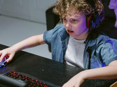 A discussão também expõe desequilíbrios entre os interesses corporativos e a proteção infantil. A plataforma continua crescendo e diversificando sua base de criadores, enquanto autoridades tentam estabelecer limites mínimos de segurança. Países com legislações específicas conseguem obrigar mudanças rápidas. Já onde há lacunas legais, as plataformas tendem a manter respostas voluntárias que, segundo especialistas, não são suficientes para garantir proteção integral