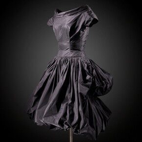 Abito corto da cocktail in taffetà nero, gonna a palloncino, colletto piatto con risvolti, abbottonato sul dietro. Balenciaga, Couture autunno /inverno, 1954 © Julien Vidal