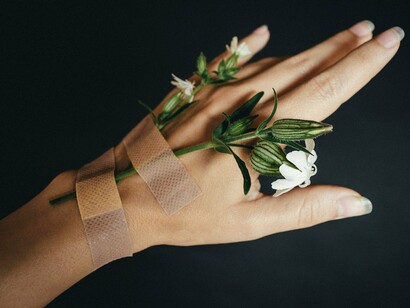 Ficar na dependência de que o outro se desculpe ou até mesmo tenha total consciência do que causou com sua forma de agir é cômodo, porque faz do outro totalmente responsável pela relação. Se ao invés disso pudermos encontrar uma nova história, roteiro com mais ou menos personagens, que nos ajudem a fazer parte da solução e não do problema fará de nós mais garantidos de nossa integralidade, sanidade e dignidade tão violada nas relações que estabelecemos com os outros