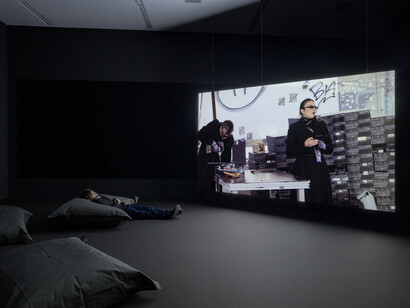 Verschiedene künstler:innen, Accumulation. Über ansammeln, wachstum und überfluss,
erste sequenz, ausstellungsansicht. Mit freundlicher genehmigung des Migros Museum