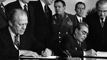 Brézhnev y Ford firmando un comunicado conjunto sobre los acuerdos SALT en Vladivostok: el sistema bipolar flexible postulado por Kaplan se asemeja al sistema internacional de la década del sesenta del siglo pasado