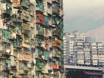 Asfixiada por su propia fisonomía y por una relación tensa con el gobierno chino, Kowloon vivió como una ciudad bastarda y con una población estigmatizada