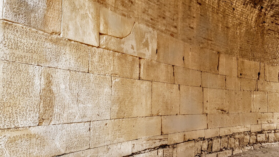 La Grande Iscrizione di Gortina, uno dei più importanti documenti legislativi dell’antica Grecia, è conservata nel sito archeologico di Gortina, Creta, Grecia