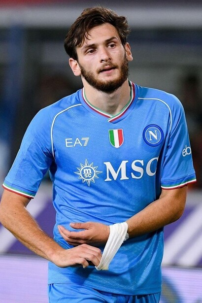 Khvicha Kvaratskhelia, arrivato al Napoli nel 2022, ha conquistato subito i tifosi grazie alle sue giocate spettacolari e ai gol decisivi  