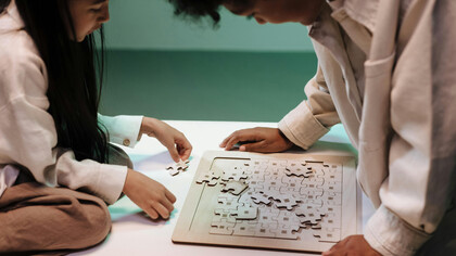 Os jogos literários combinam diversão e aprendizado, ajudando a desenvolver habilidades como pensamento crítico, criatividade e competência linguística